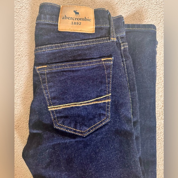NWOT! Never worn brand new kids jeans. Abercrombie, size 9/10. Dark wash blue - Picture 4 of 6